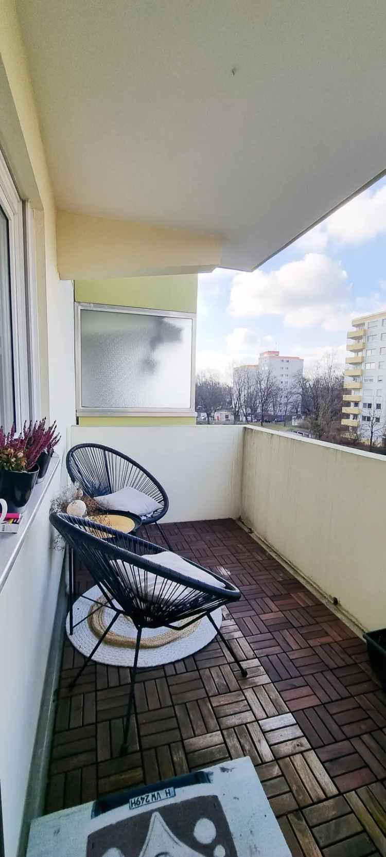 Am Westkreuz – Gepflegte 3-Zimmer-Wohnung mit Balkon -Schwimmbad/Sauna im Haus