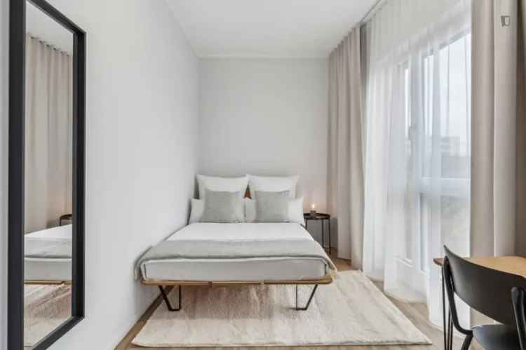 Doppelzimmer in 4-Schlafzimmer Wohnung