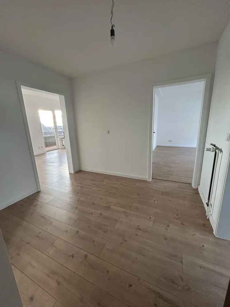 PRIVAT: Erstbezug nach Sanierung EBK/Süd-Balkon: Große helle 2-Zimmer-Wohnung in Langen