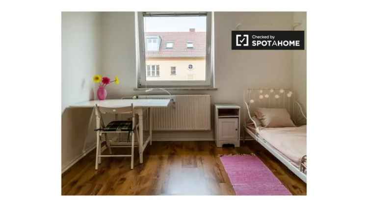 Zimmer zu vermieten in einer Wohnung mit 2 Schlafzimmern in Berlin