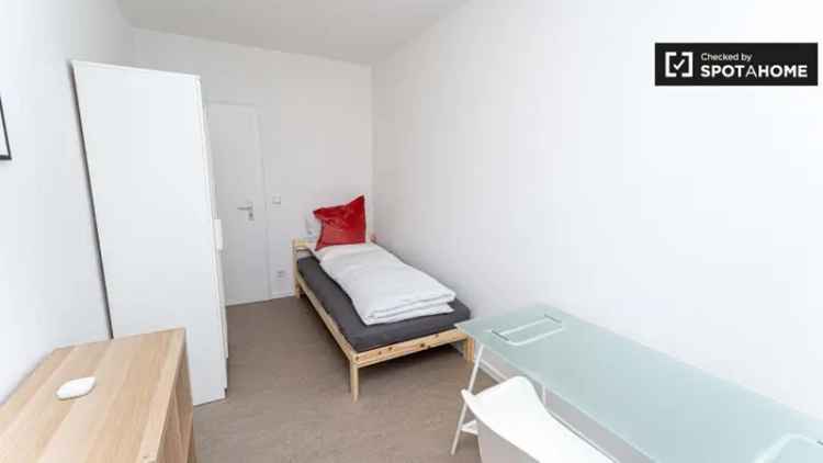Zimmer zu vermieten in Wohnung mit 4 Schlafzimmern in Treptow