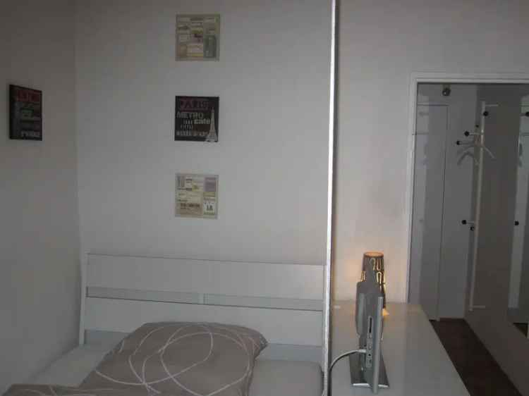 Nahe KADEWE ! Stilvolles bezugsfreies Single Appartement in TOP Lage in schönem Stuckaltbau