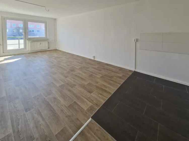 **WOHLFÜHLOASE**große 3-Zimmer-Wohnung // Tageslichtbad mit Dusche+Wanne // Balkon // ab sofort