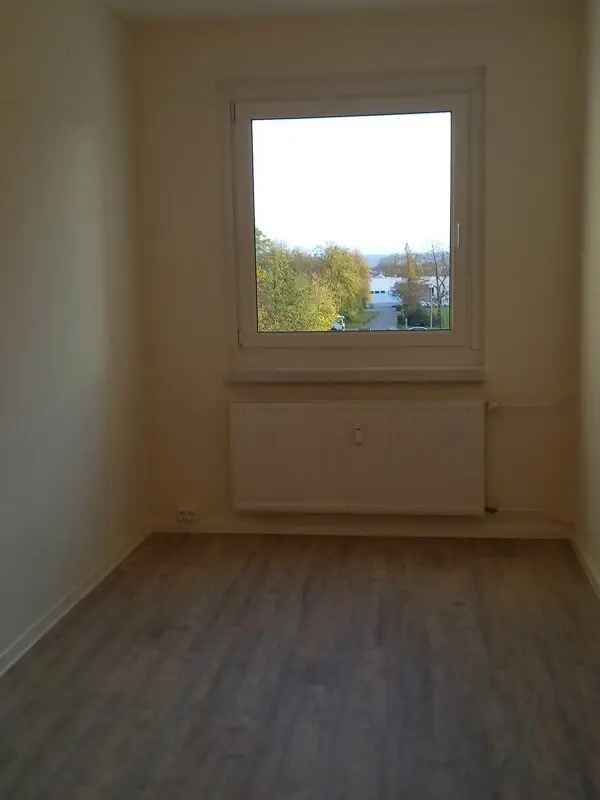 Solide 3 Zimmerwohnung mit Balkon und Wannenbad!