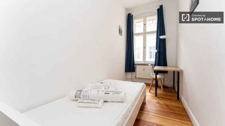 Zimmer zu vermieten in einer 5-Zimmer-Wohnung in Friedrichshain