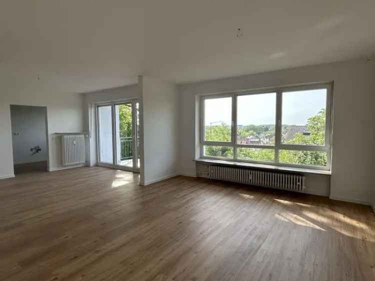 Erstbezug nach Sanierung / Helle 3-Zimmer-Wohnung mit Balkon