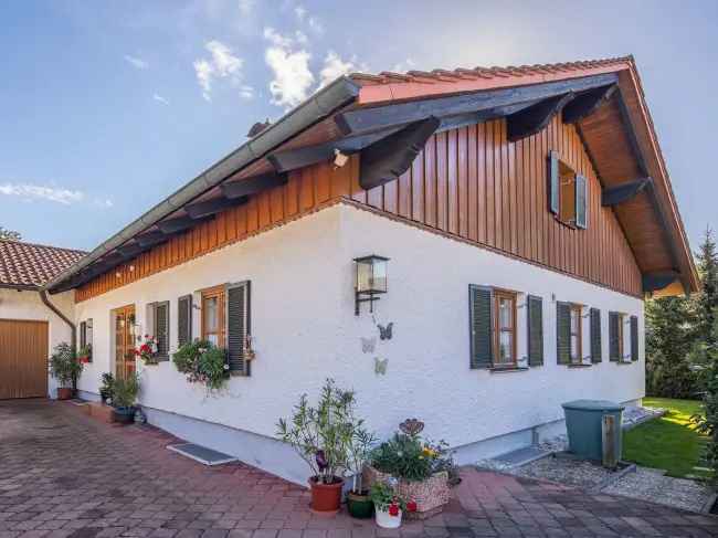 Charmantes Landhaus mit freier
Einliegerwohnung in ruhiger,
zentrumsnahe Lage in Eggenfelden