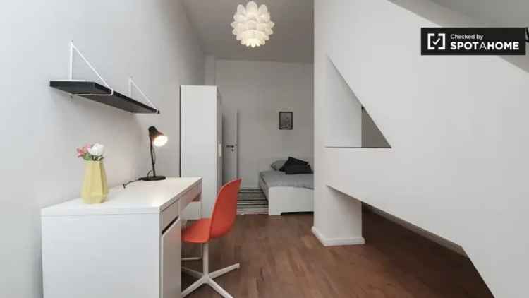 Zimmer zu vermieten in Wohnung mit 8 Schlafzimmern in Berlin