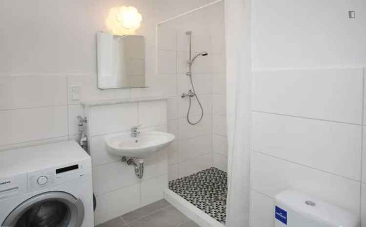 Einbettzimmer in 6-Schlafzimmer Wohnung