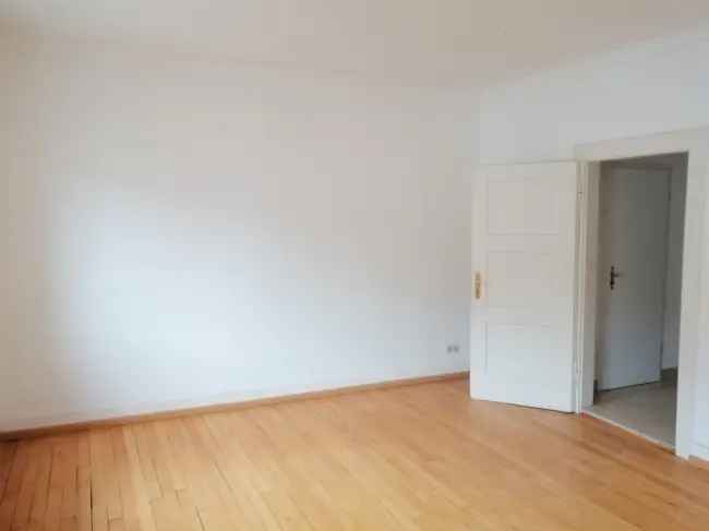 *** RESERVIERT ***
4-Zimmer Altbauwohnung in begehrter Lage!