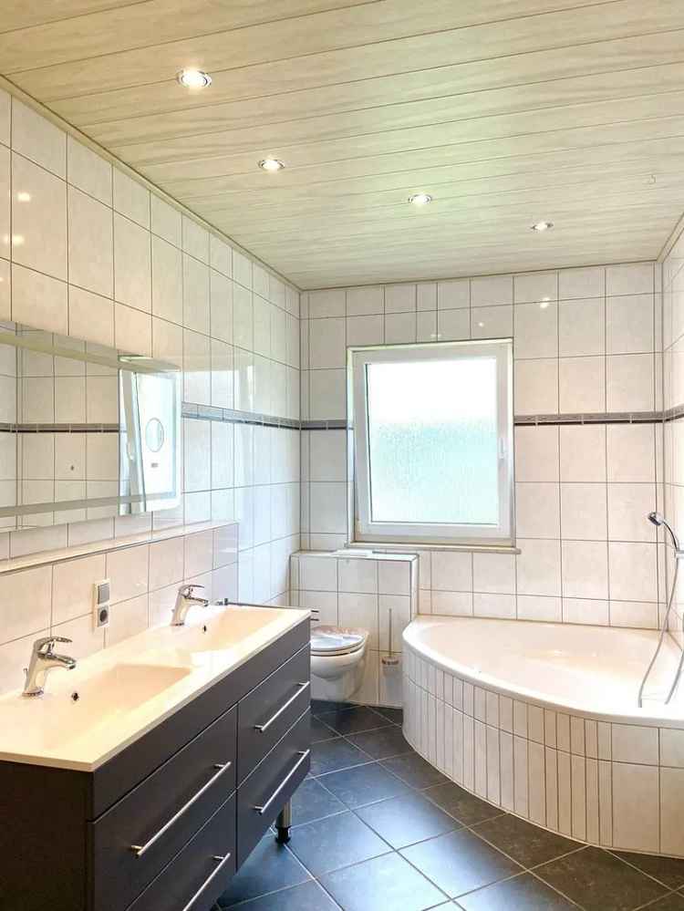 *** Schöne 4,5 Zimmer Wohnung mit zwei modernen Bädern, EBK, Balkon, Terrasse und Garten ***