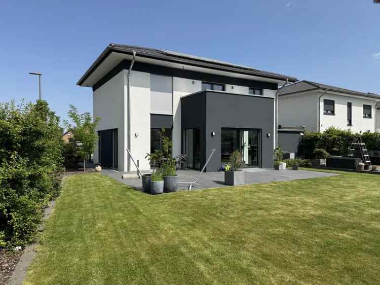 Modernes Effizienzhaus A+ mit PV-Anlage, Wallbox & Premiumküche – Einziehen & Wohlfühlen