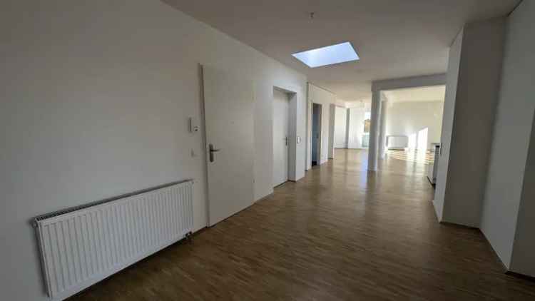 **Tolle Penthousewohnung mit EBK und eigenem Aufzug**