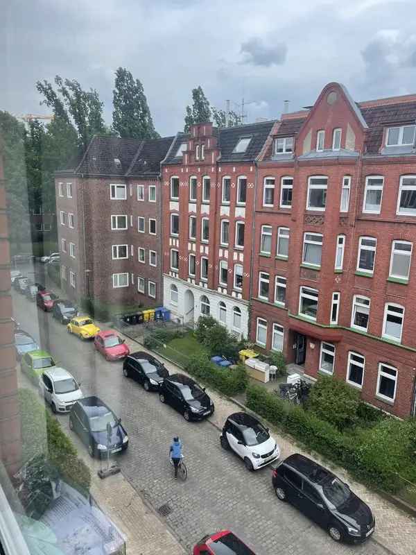 Zu verkaufen Wohnung in Kiel mit zwei hellen Zimmern und Loggia