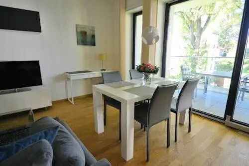 Modern möblierte Wohnung mit großer Terrasse in ruhiger, grüner Umgebung