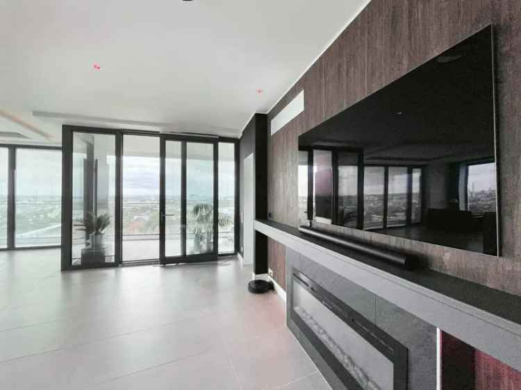 Penthouse – Skyline views – 3m high ceilings