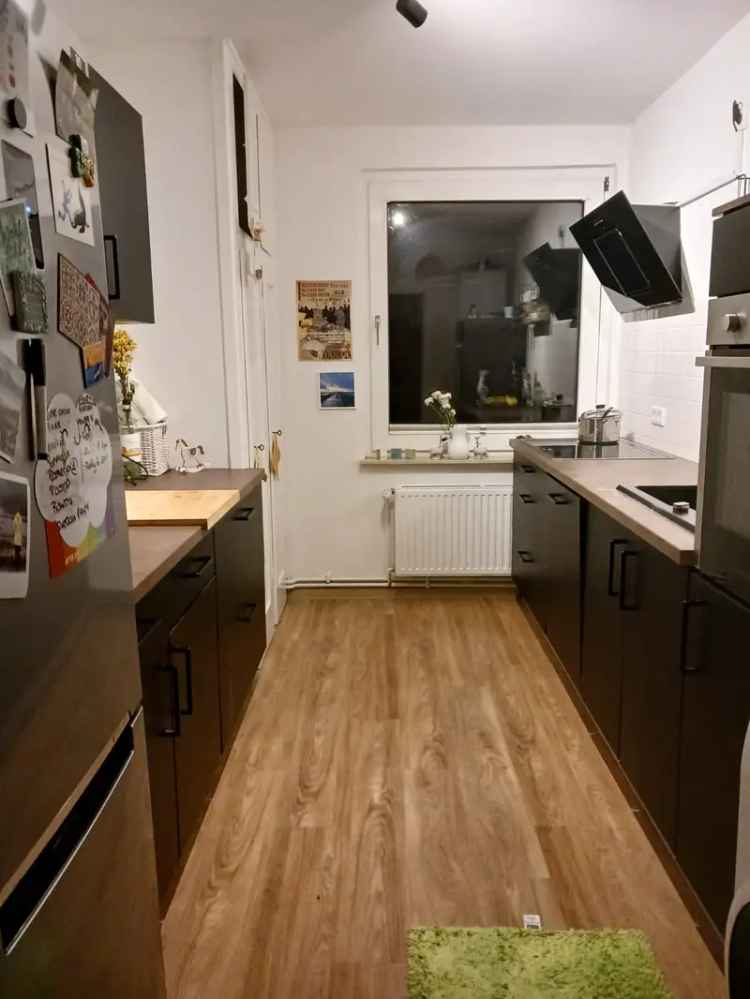 Helle 2 Zi Wohnung mit Balkon zu März