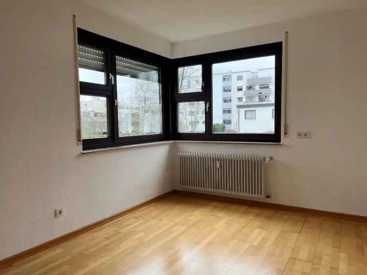 "Wohnen am Waldrand! 4-Zi.-Obergeschosswohnung mit Küche und Balkon in Stuttgart-Rohr"