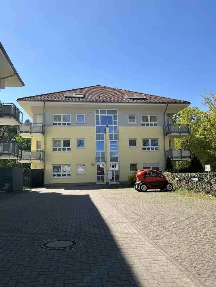 Bezugsfreie, renovierte 3Zi-DG-Terassen-Wohnung