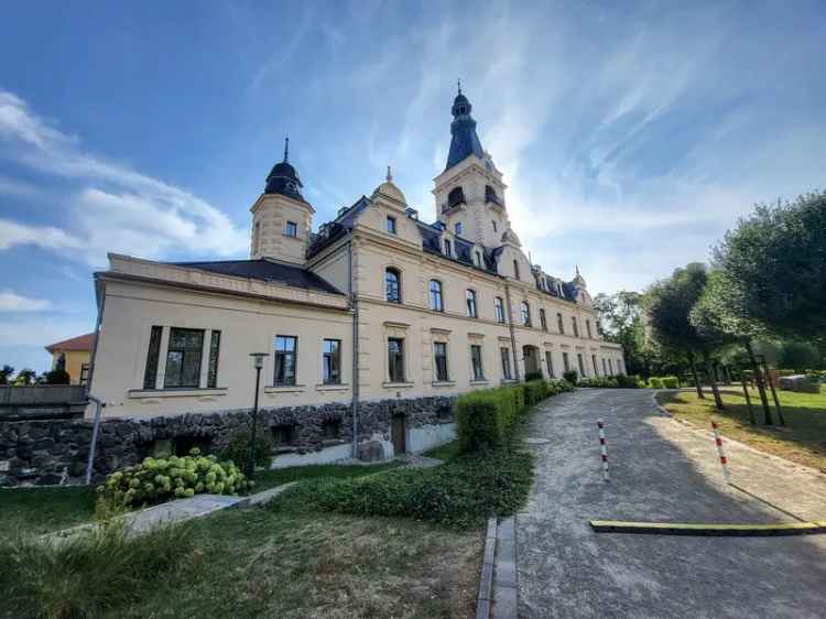 Familienfreundliches Wohnen in der Anlage "Chateau de Roon" mit Blick auf das Schloss