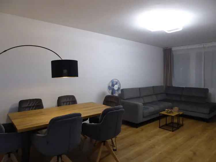 Frankfurt 80m² Erdgeschosswohnung Teilrenoviert Balkon Stellplatz Familienfreundlich