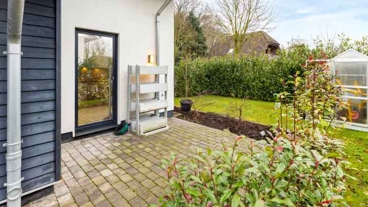 Modernes EFH mit besonderer Architektur, gepflegtem Garten und Photovoltaikanlage in ruhiger Lage