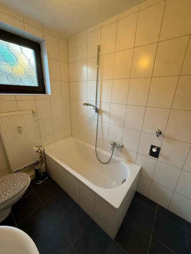 Souterrain Wohnung mit 2,5 (3) Zimmern, Terrasse und Garten