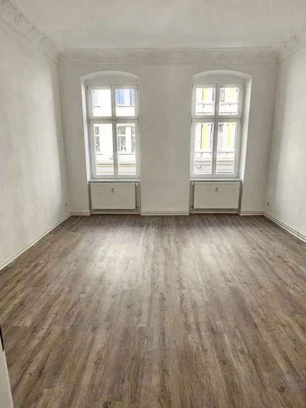 Helle Wohnung mit neuem Designbodenbelag und Duschbad