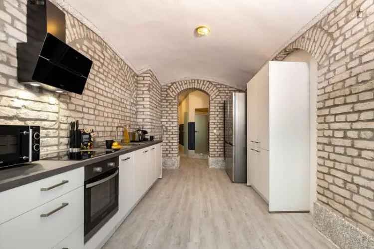 Einbettzimmer in 7-Schlafzimmer Wohnung