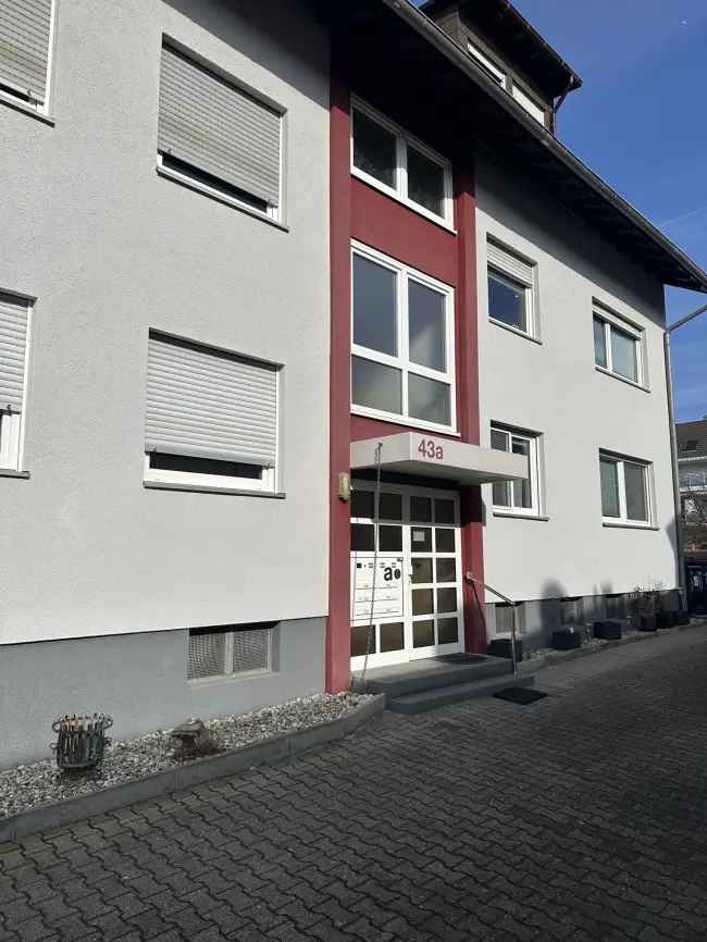 Renovierte, helle 3-Zi.-Wohnung mit Balkon und TG-Platz.